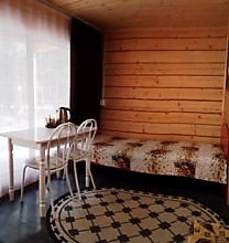 Односпальная кровать, обеденная зона